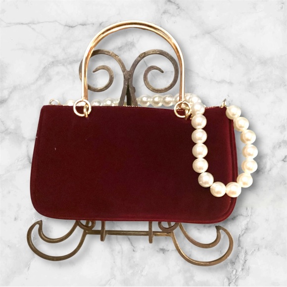 Gucci Red Mini Velvet Bag with Gold Clasp - Picture 4 of 15